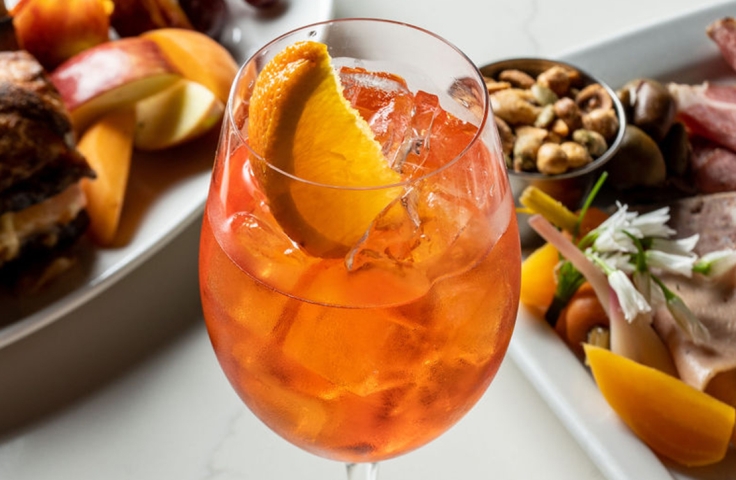 Cocktail drinks with lemon